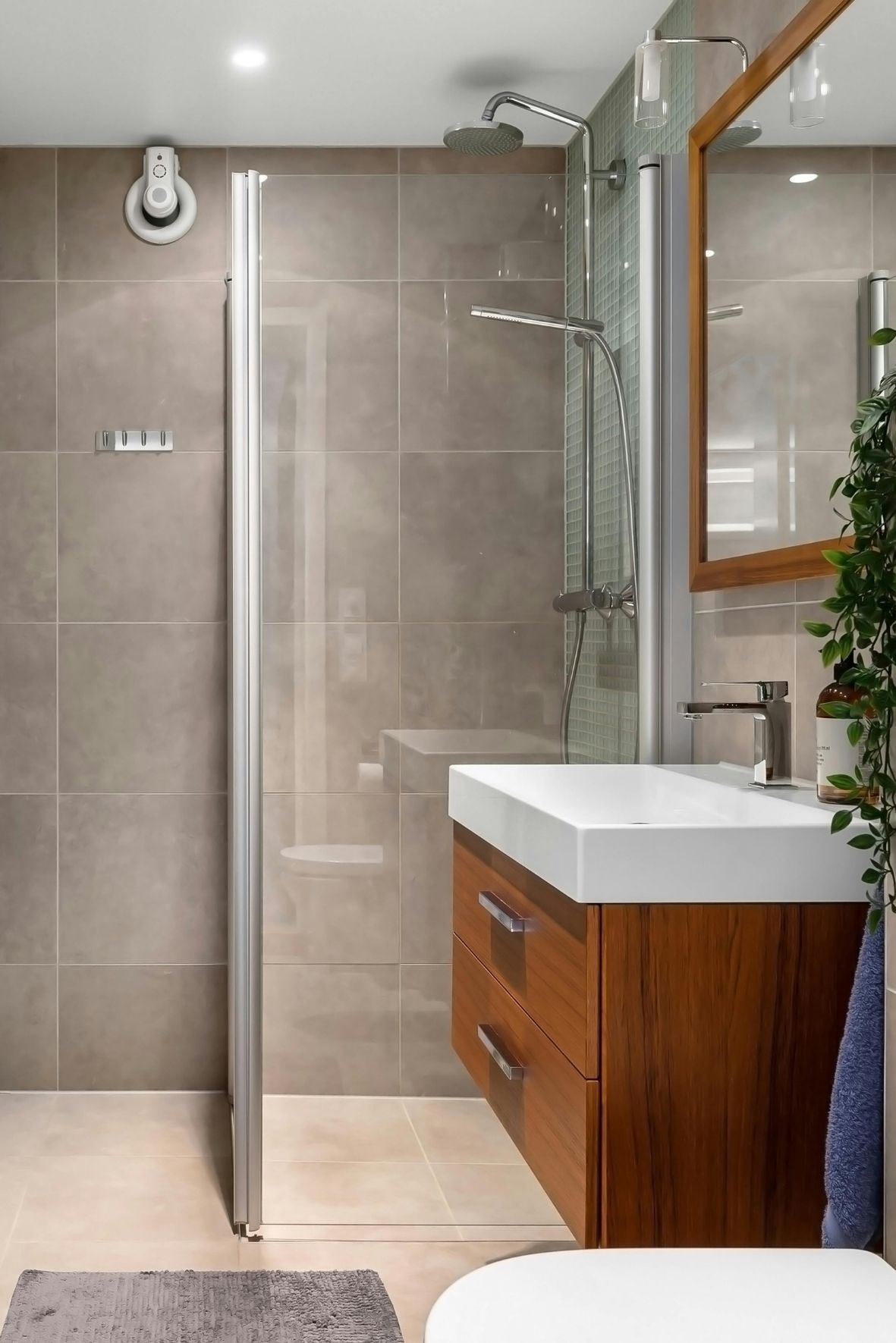 Salle de bain avec meuble lavabo suspendu en bois, vasque rectangulaire, miroir mural et douche vitrée  à Nicolet